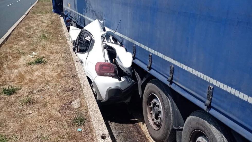 Οδηγός βγαίνει ζωντανός από πατικωμένο Citroen C3 